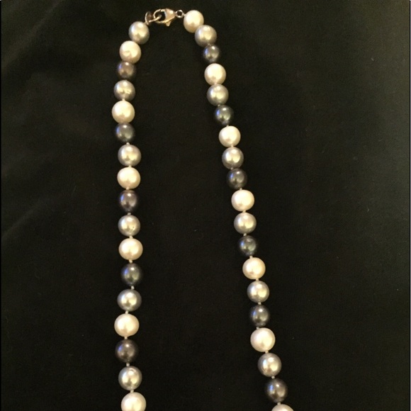 Beautiful 17” three color pearl necklace. - Picture 1 of 5
